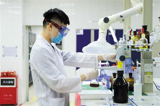 蓝月亮市场总监曾立群 24小时连续生产，消杀洁护用品日产能突破400吨